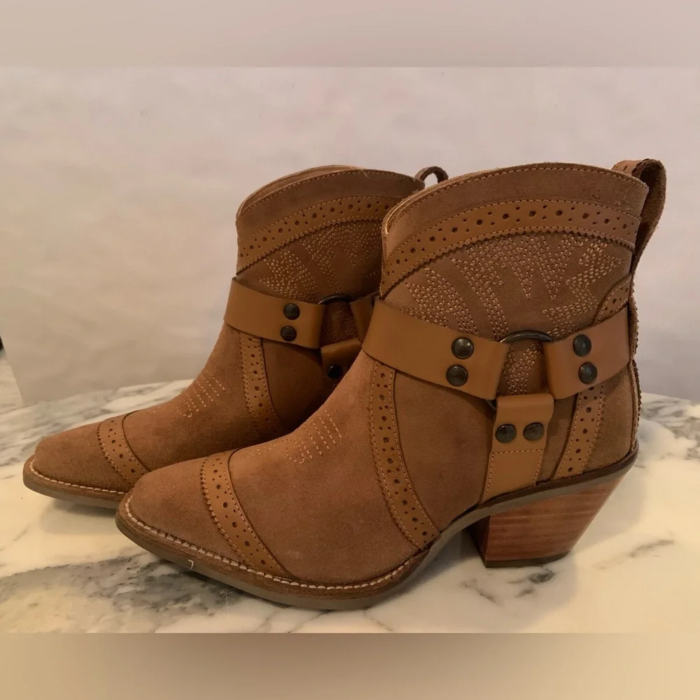 Dingo Gummy Bear Harness Western Ankle Booties Snip Toe Camel Suede Size 6.5